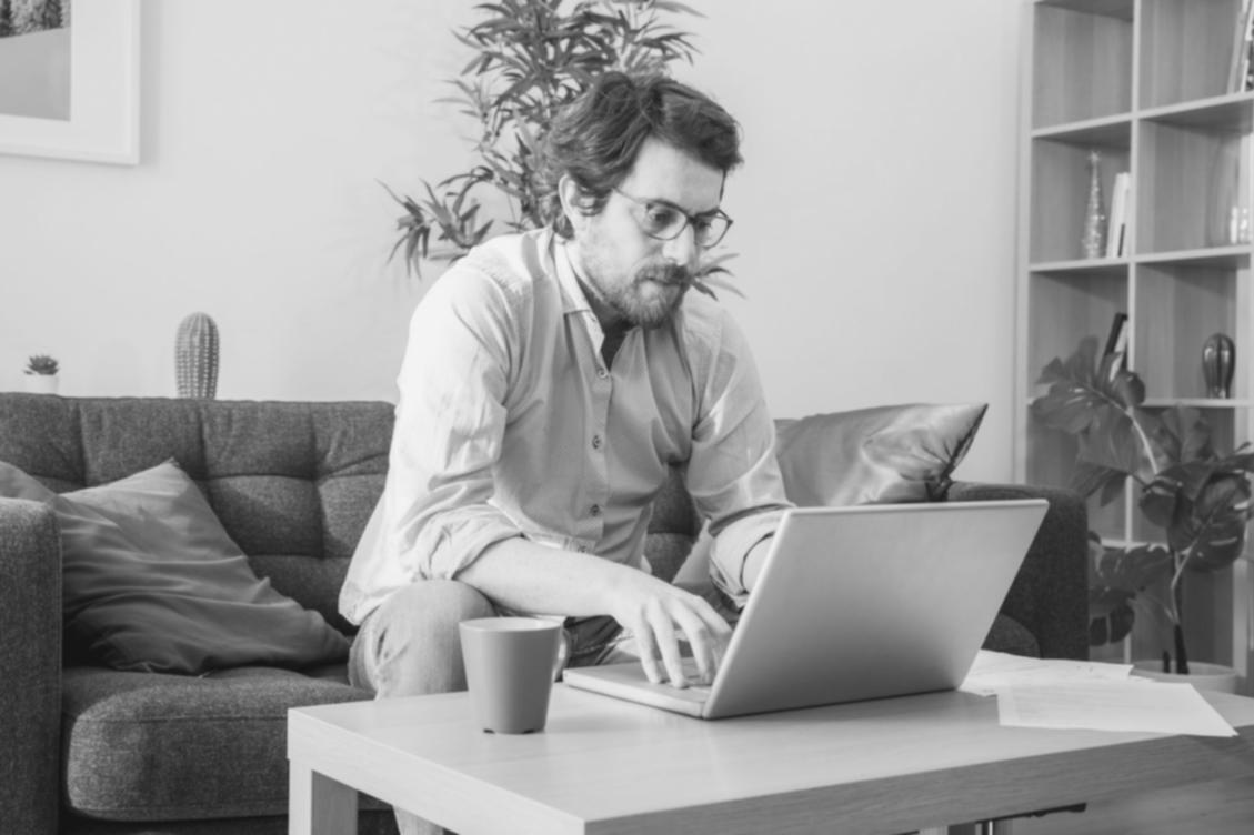 Ambiente di lavoro organizzato con strumenti di gestione sistemi e documentazione tecnica professionale