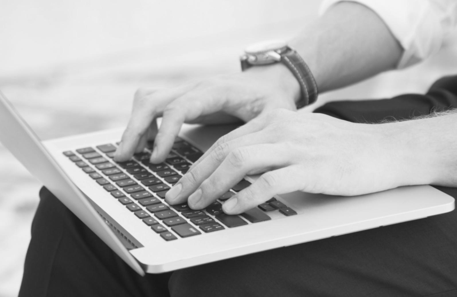 Ambiente di lavoro per amministratori di sistema con server e infrastruttura di rete