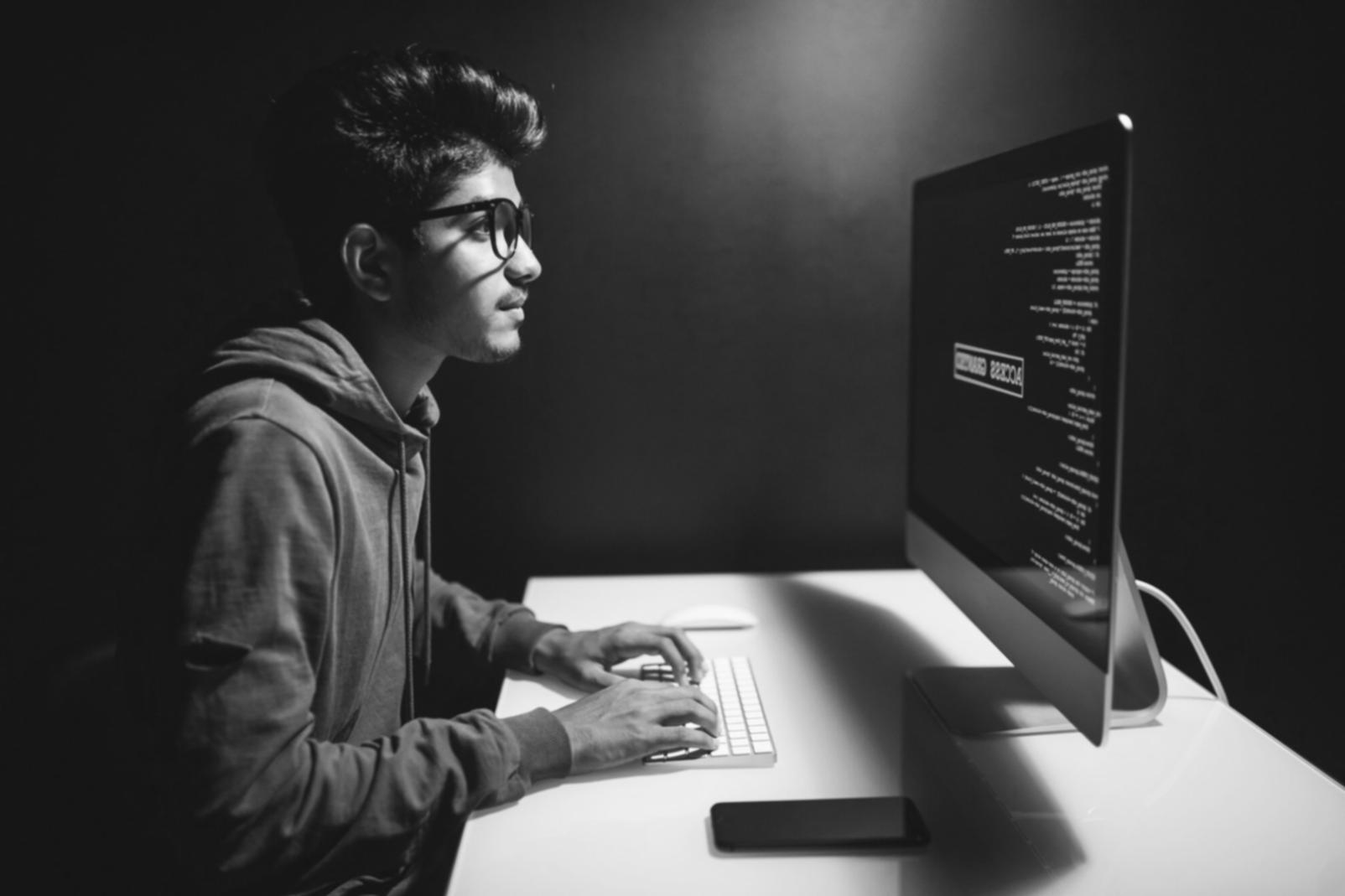 Ambiente di lavoro guilenta - team che collabora su progetti IT